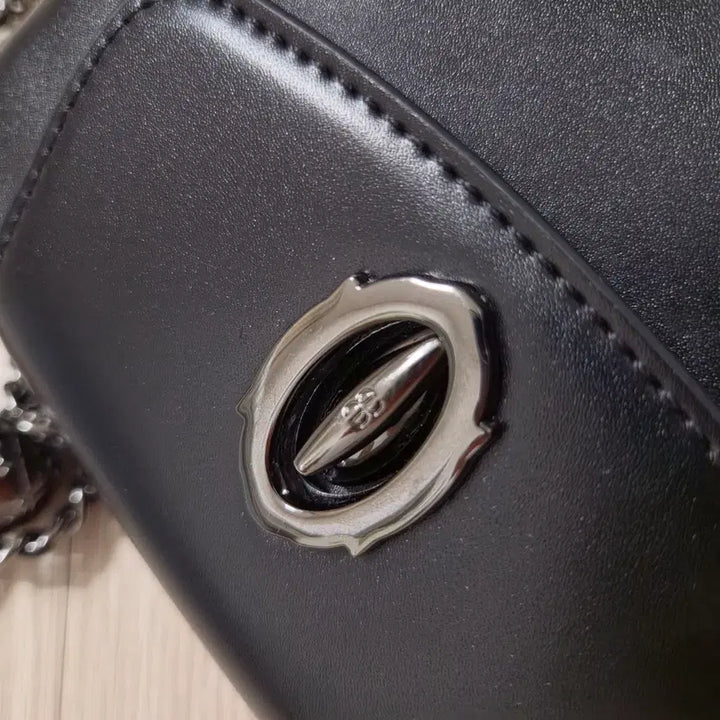 [BUNJANG] Elegant Paris Tior Black Chain Mini Crossbody Bag / 엘레강스파리 티오르 블랙 체인 미니 크로스백 (상자+더스트백)