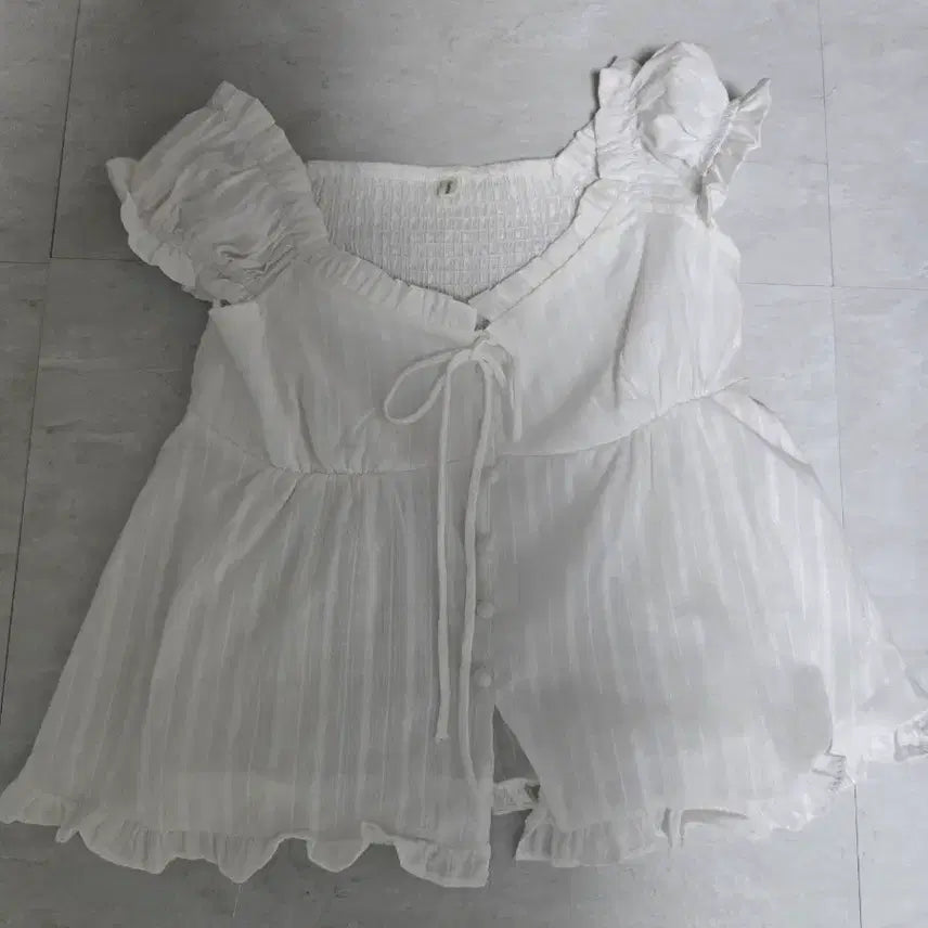 [BUNJANG] Ably Shirring Square Neck Frill Sleeve Short Blouse White / 에이블리 셔링 스퀘어넥 프릴소매 숏블라우스 화이트