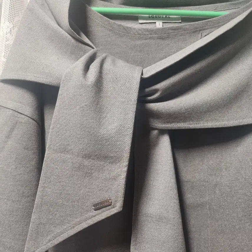 [BUNJANG] MoE Scarf Style Gray Sweatshirt / 모에 스카프 스타일 맨투맨 그레이