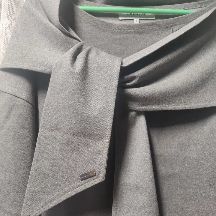 [BUNJANG] MoE Scarf Style Gray Sweatshirt / 모에 스카프 스타일 맨투맨 그레이