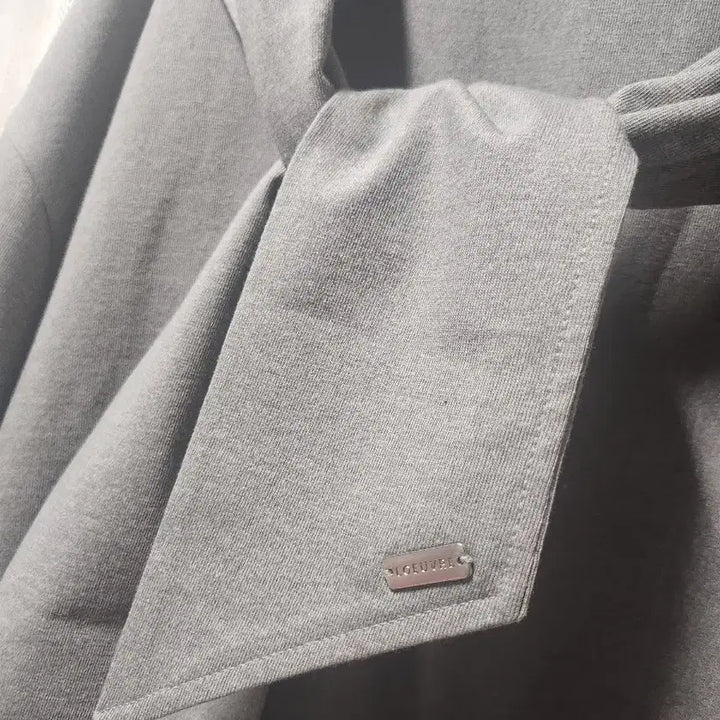 [BUNJANG] MoE Scarf Style Gray Sweatshirt / 모에 스카프 스타일 맨투맨 그레이