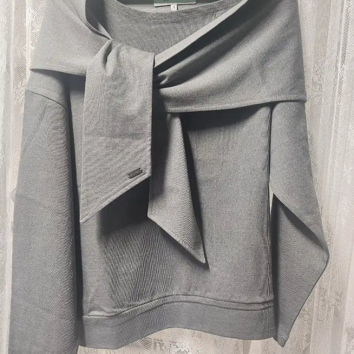 [BUNJANG] MoE Scarf Style Gray Sweatshirt / 모에 스카프 스타일 맨투맨 그레이