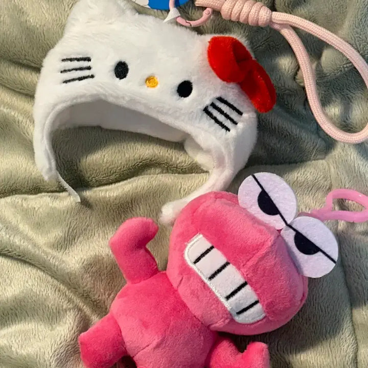 [BUNJANG] Crayon Shin-chan Wanayama-san x Hello Kitty Collaboration Plush Keychain (2-Way) / 택0,새상품) 짱구 와니야마상 헬로키티 콜라보 인형 키링(2way)