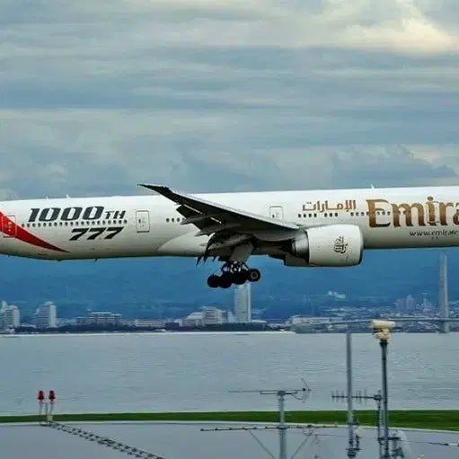 [BUNJANG] Emirates Boeing 777-300ER 1:200 Scale Model / 에미레이트 Boeing 777-300ER 모형 1:200
