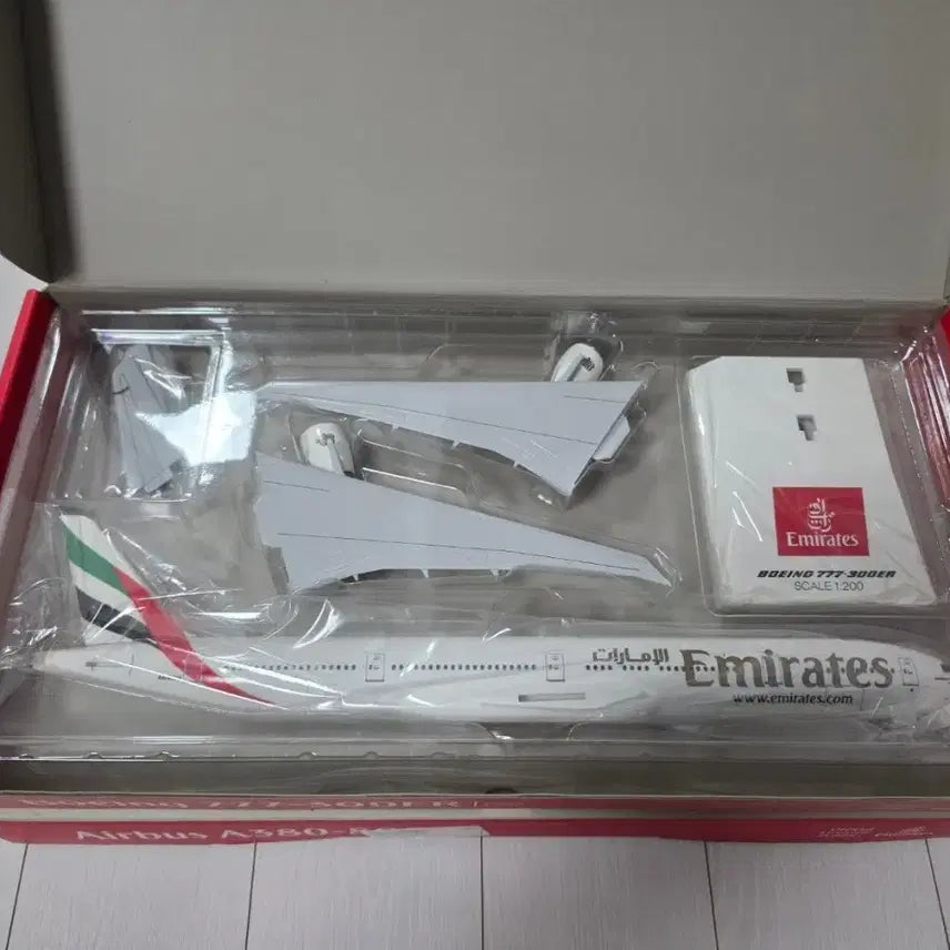 [BUNJANG] Emirates Boeing 777-300ER 1:200 Scale Model / 에미레이트 Boeing 777-300ER 모형 1:200