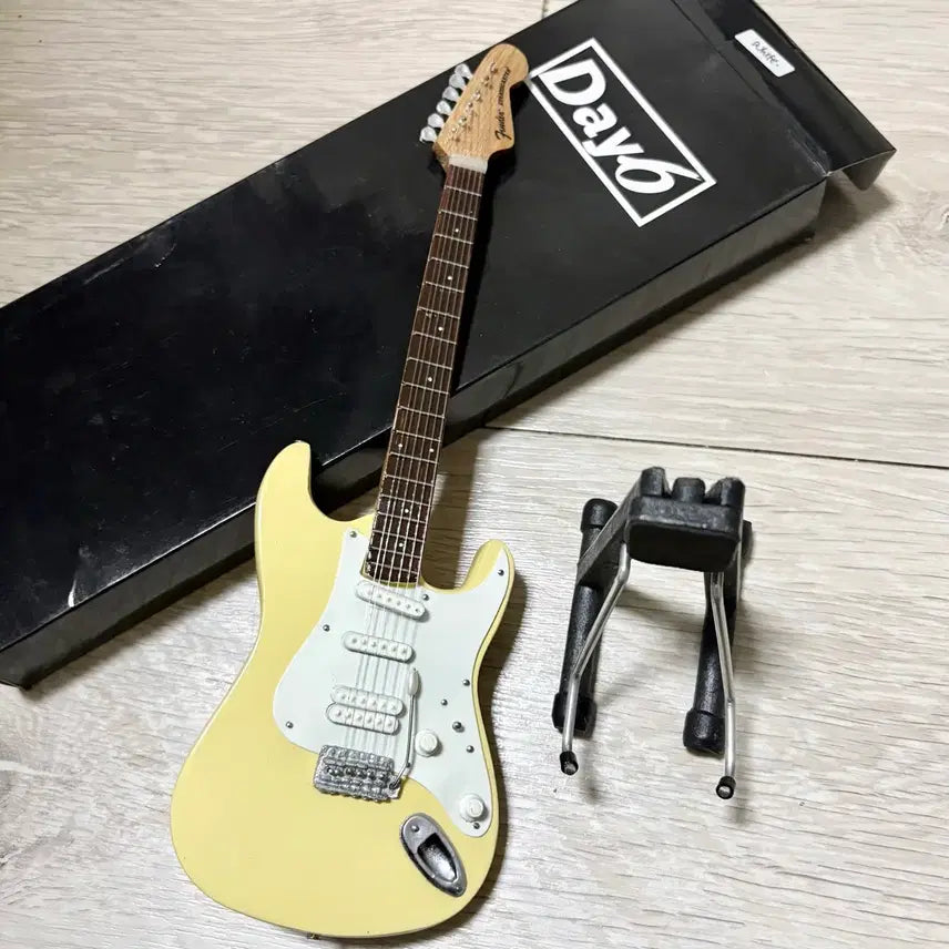 [SOLD OUT] 희귀) DAY6 데이식스 성진 기타 커크 미니어처 (커스텀)