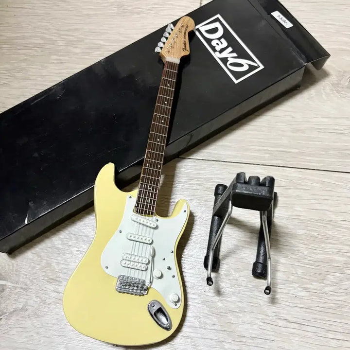 [SOLD OUT] 희귀) DAY6 데이식스 성진 기타 커크 미니어처 (커스텀)