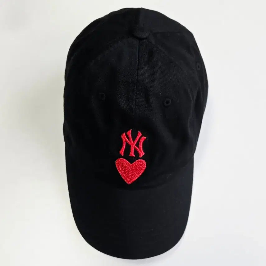 [SOLD OUT] MLB 뉴욕 양키스 하트 로고 블랙 볼캡