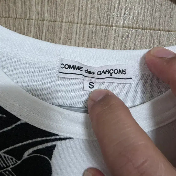 [SOLD OUT] 꼼데가르송 반팔 티셔츠 화이트 레드 프린팅
