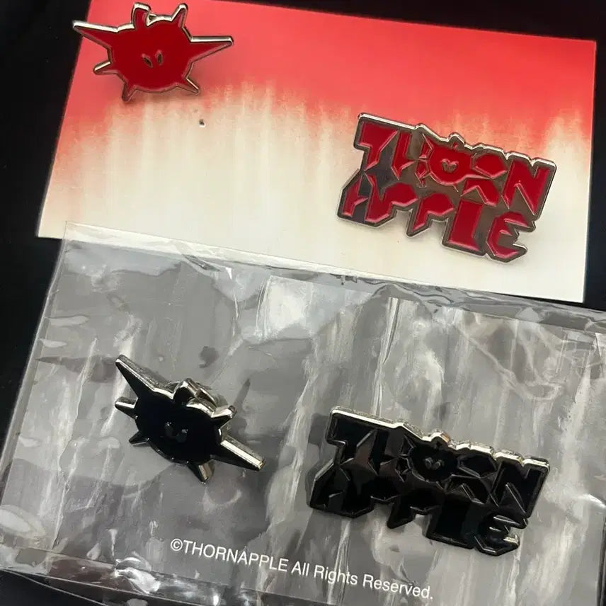 [BUNJANG] Thornapple Pin Badge Set (Red &amp; Black) / 쏜애플 핀 뱃지 세트 레드 블랙