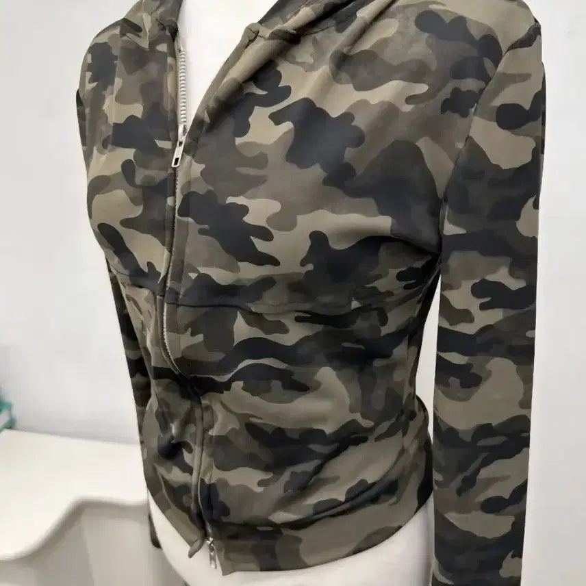 [SOLD OUT] 밀리터리 카모 슬림 크롭 후드집업 카키
