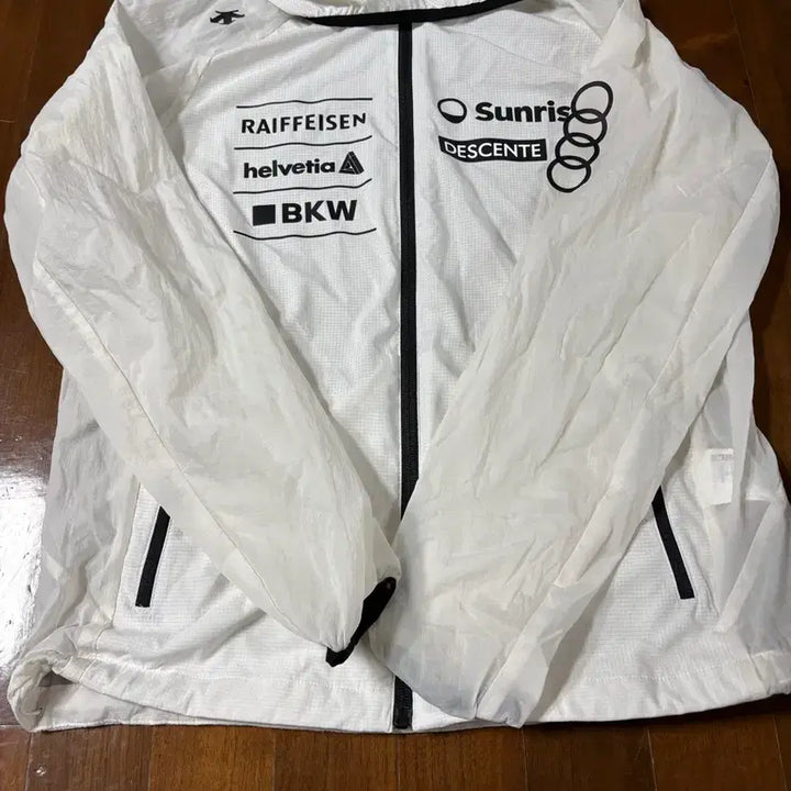 [BUNJANG] Descente Swiss Ski Inspired Windbreaker SP221EWB59 / 데상트 스위스 스키 인스파이어드 바람막이, 모델명 SP221EWB59