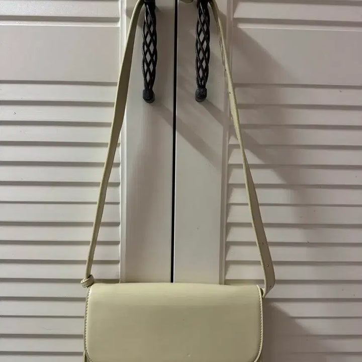 [BUNJANG] Pale Yellow Crossbody Shoulder Bag / 연노란색크로스백 숄더백