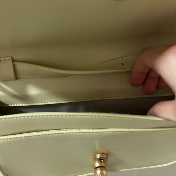 [BUNJANG] Pale Yellow Crossbody Shoulder Bag / 연노란색크로스백 숄더백
