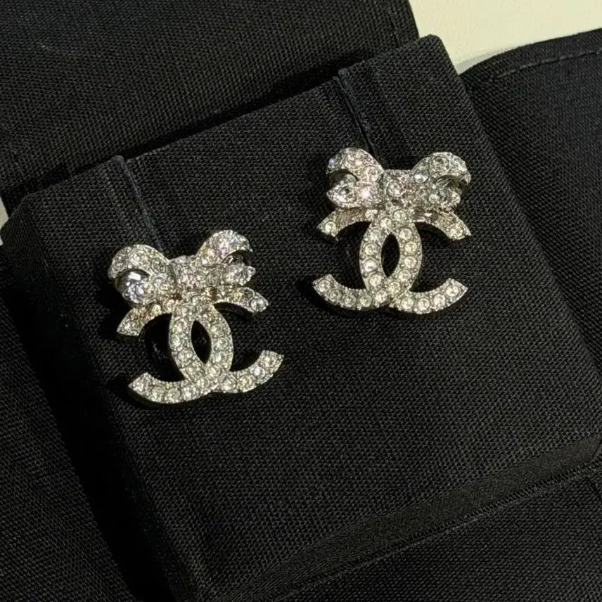 [SOLD OUT] 샤넬 리본 귀걸이 코코마크 라인스톤