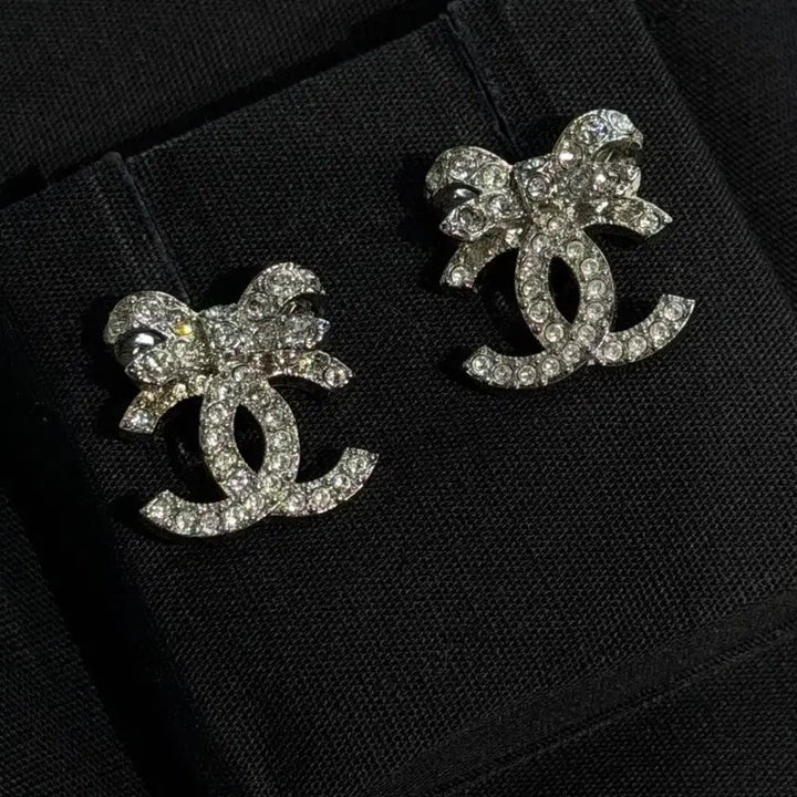 [SOLD OUT] 샤넬 리본 귀걸이 코코마크 라인스톤