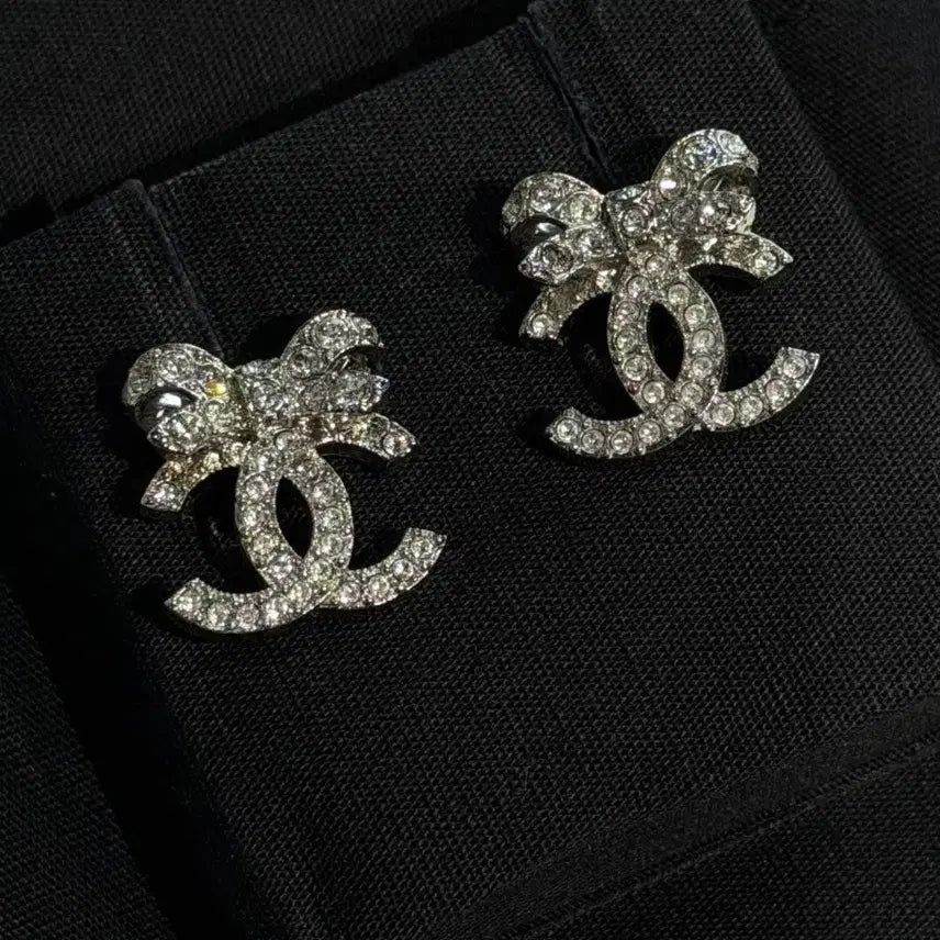 [SOLD OUT] 샤넬 리본 귀걸이 코코마크 라인스톤