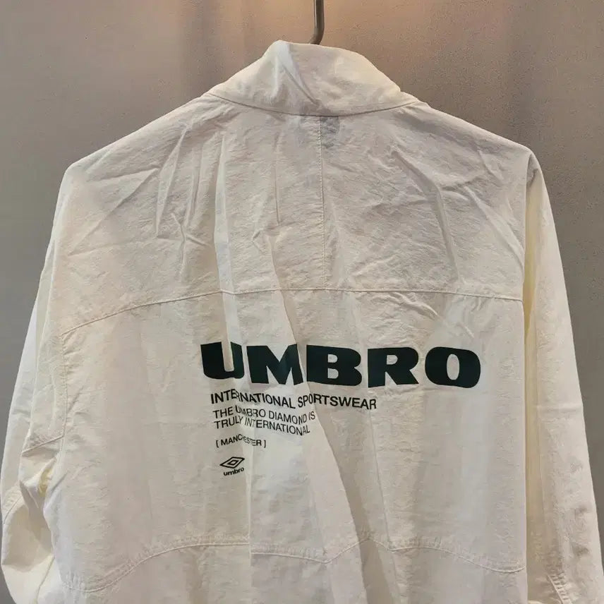 [SOLD OUT] 여성)엄브로 클래식 스탠넥 바람막이 아노락세트(S 90)