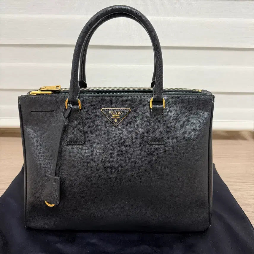 [BUNJANG] Prada Saffiano Galleria Bag Medium Black Gold Hardware / 프라다 사피아노 갤러리아백 미디움+스트랩+더스트백(블랙/금장)