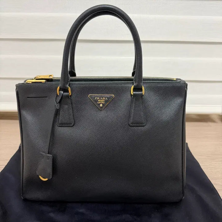 [BUNJANG] Prada Saffiano Galleria Bag Medium Black Gold Hardware / 프라다 사피아노 갤러리아백 미디움+스트랩+더스트백(블랙/금장)