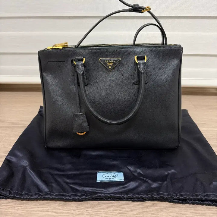 [BUNJANG] Prada Saffiano Galleria Bag Medium Black Gold Hardware / 프라다 사피아노 갤러리아백 미디움+스트랩+더스트백(블랙/금장)