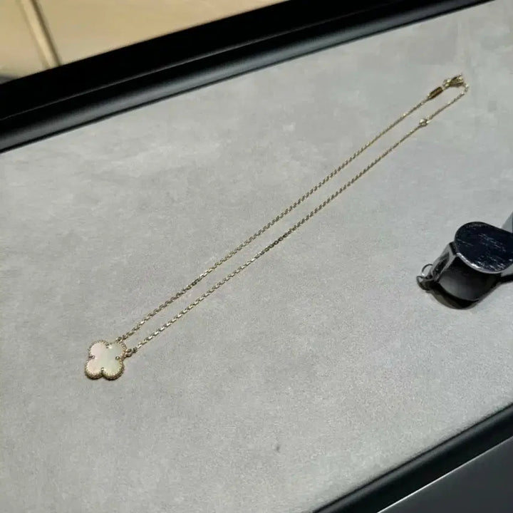 [SOLD OUT] 반클리프 아펠 마더오브펄 빈티지 알함브라 목걸이