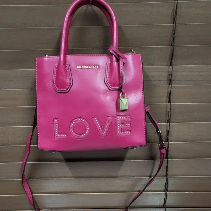 [SOLD OUT] 마이클코어스 LOVE 숄더백 핫핑크