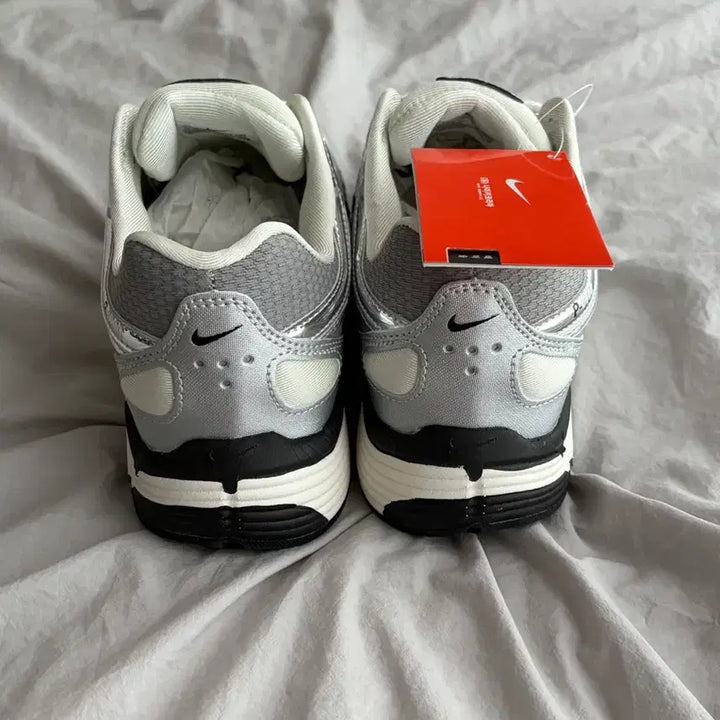 [SOLD OUT] 나이키 / p6000 메탈릭 실버 / 255
