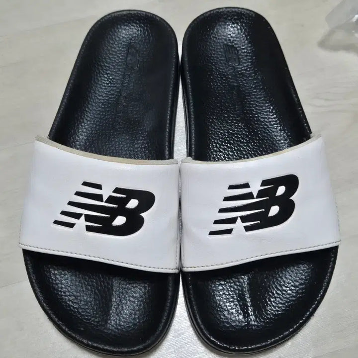 [BUNJANG] New Balance Slippers Black/White / 뉴발란스 슬리퍼 블랙/화이트