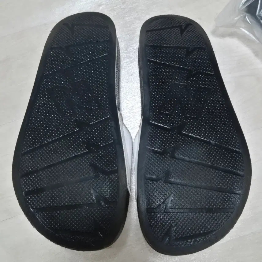 [BUNJANG] New Balance Slippers Black/White / 뉴발란스 슬리퍼 블랙/화이트