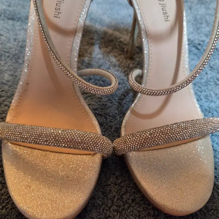 [BUNJANG] Sparkling Cubic Strap Heels (Gold, 230mm) / 1회착화)230mm/영상첨부/스트립 가보시 반짝이 큐빅 스트랩 힐/골드