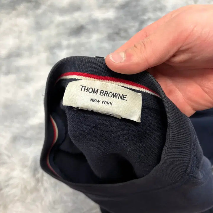 [BUNJANG] Thom Browne Diagonal Stripe Sweatshirt Navy / [리엘중고명품] 톰브라운 사선완장 맨투맨 네이비 4사이즈