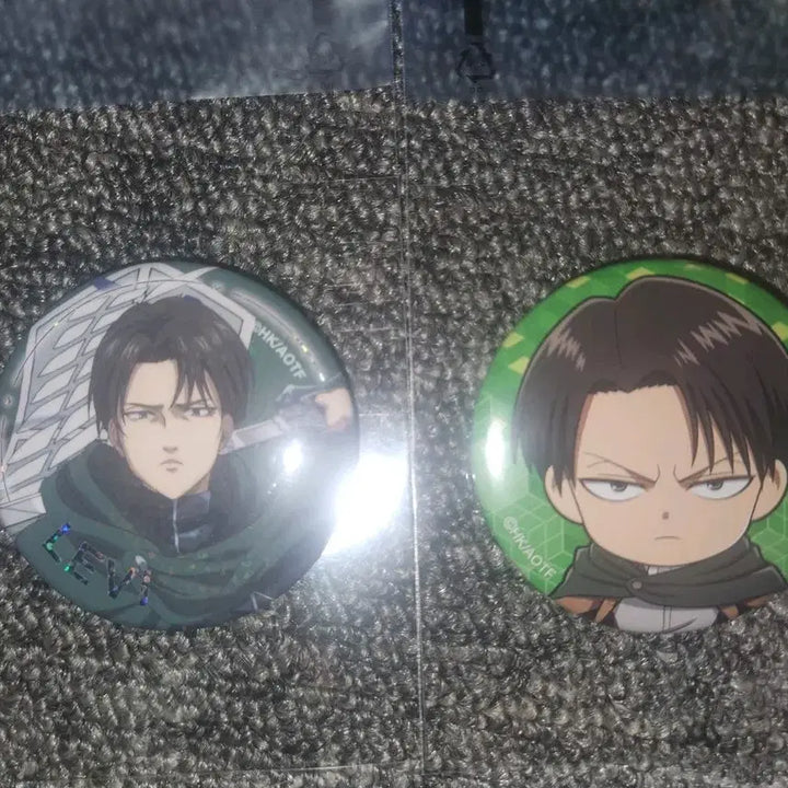 [BUNJANG] Attack on Titan Levi Badge Set / 진격의 거인 리바이 뱃지 2종 일괄 양도합니다