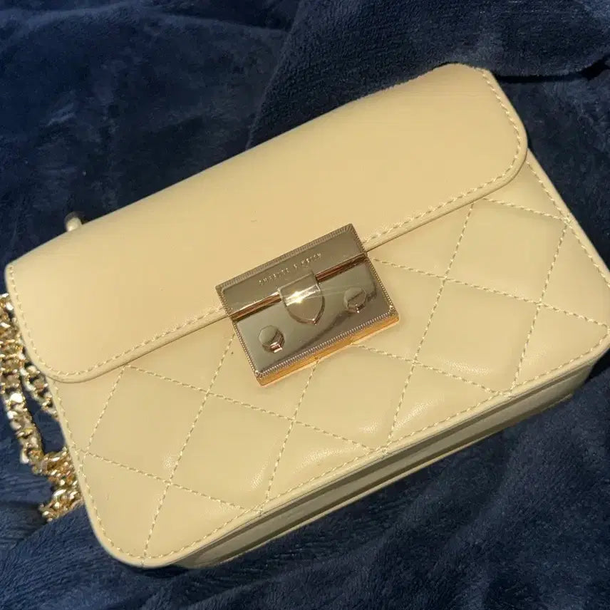 [BUNJANG] Charles &amp; Keith Quilted Mini Crossbody Bag / 찰스앤키스 퀄팅 미니백