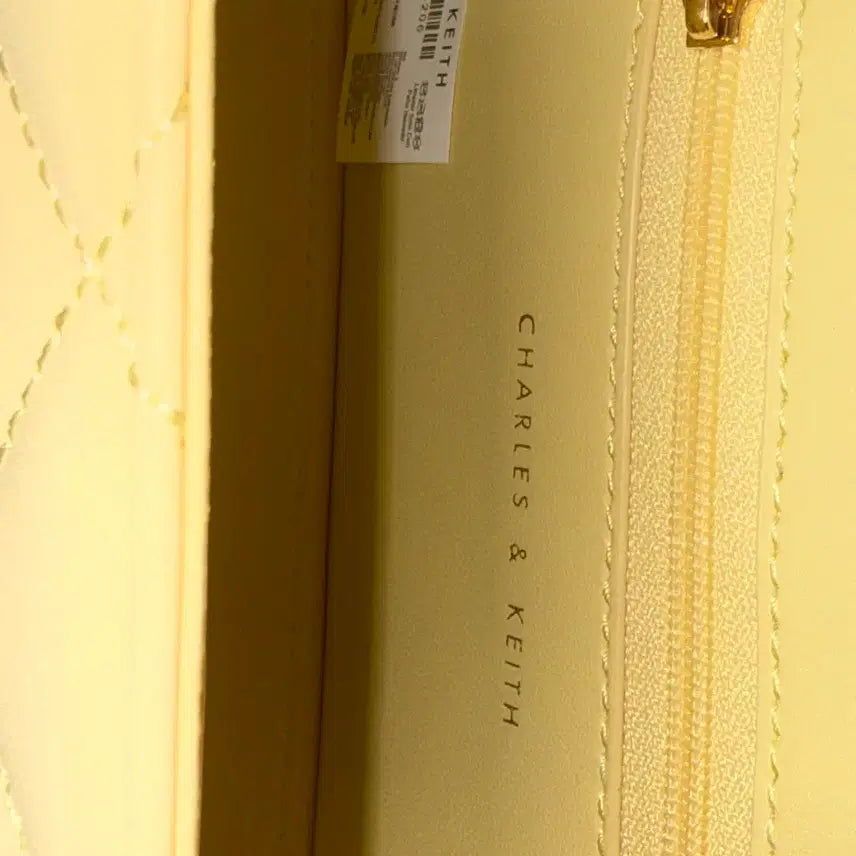 [BUNJANG] Charles &amp; Keith Quilted Mini Crossbody Bag / 찰스앤키스 퀄팅 미니백