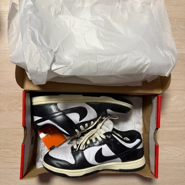 [BUNJANG] Nike Dunk Low Vintage Black White Sneakers / 나이키 덩크로우 빈티지 블랙 화이트 컬러 size 255