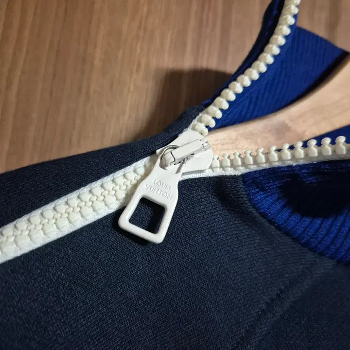 [SOLD OUT] 루이비통 멀티지퍼 맨투맨xl