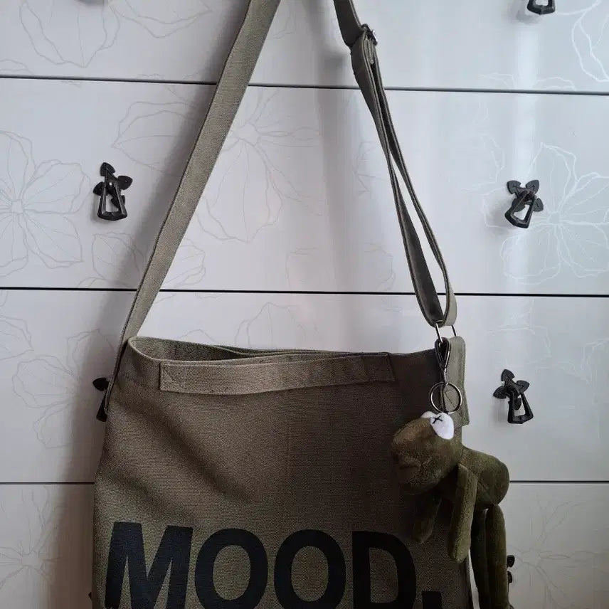 [BUNJANG] MOOD Khaki Canvas Shoulder Bag / 카키색 MOOD 레터링 캔버스 숄더백