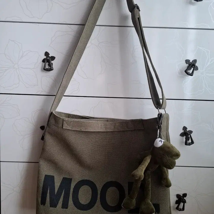 [BUNJANG] MOOD Khaki Canvas Shoulder Bag / 카키색 MOOD 레터링 캔버스 숄더백