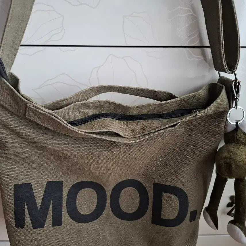 [BUNJANG] MOOD Khaki Canvas Shoulder Bag / 카키색 MOOD 레터링 캔버스 숄더백
