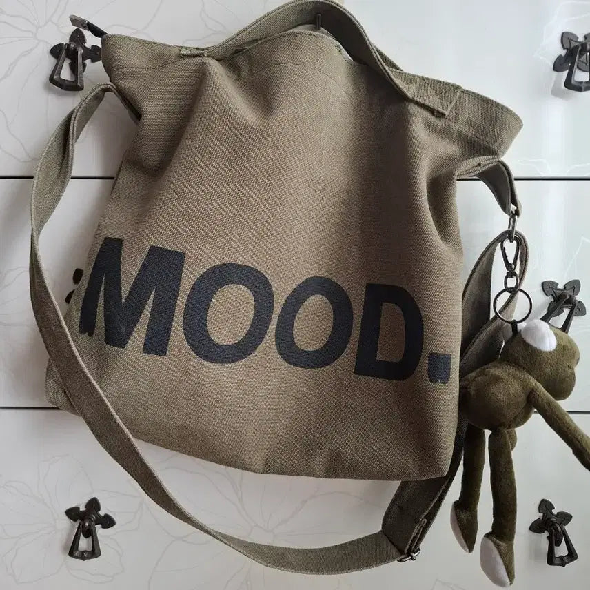 [BUNJANG] MOOD Khaki Canvas Shoulder Bag / 카키색 MOOD 레터링 캔버스 숄더백