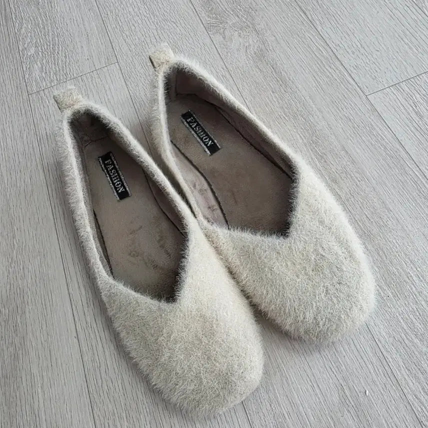 [BUNJANG] Fashion Ivory Fur Flat Shoes 235 / FASHION 털 플랫슈즈 아이보리 235