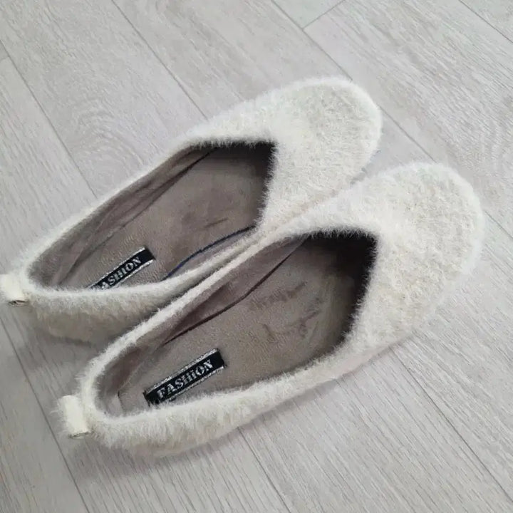 [BUNJANG] Fashion Ivory Fur Flat Shoes 235 / FASHION 털 플랫슈즈 아이보리 235