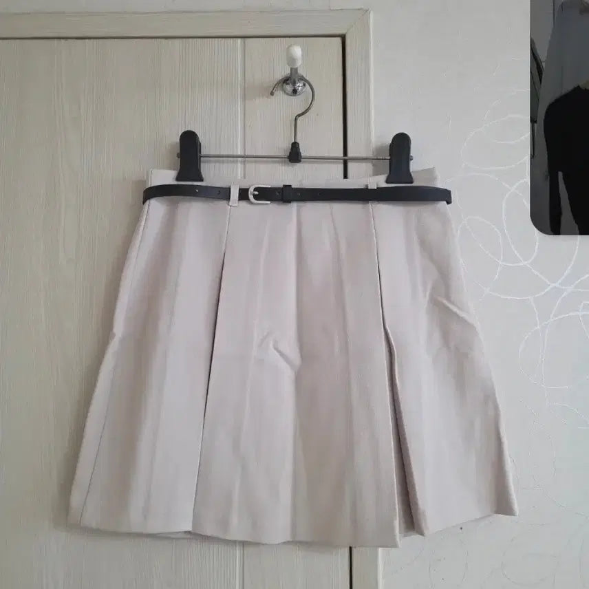 [BUNJANG] Nannninggu Belted Pleated Mini Skirt - Beige, Medium / 난닝구 미니스커트 M/벨트 포함/새상품