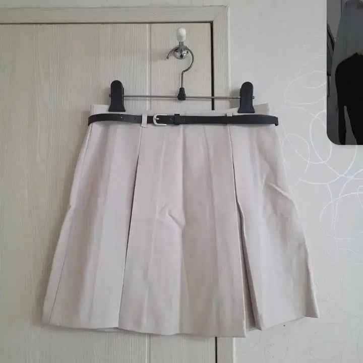 [BUNJANG] Nannninggu Belted Pleated Mini Skirt - Beige, Medium / 난닝구 미니스커트 M/벨트 포함/새상품