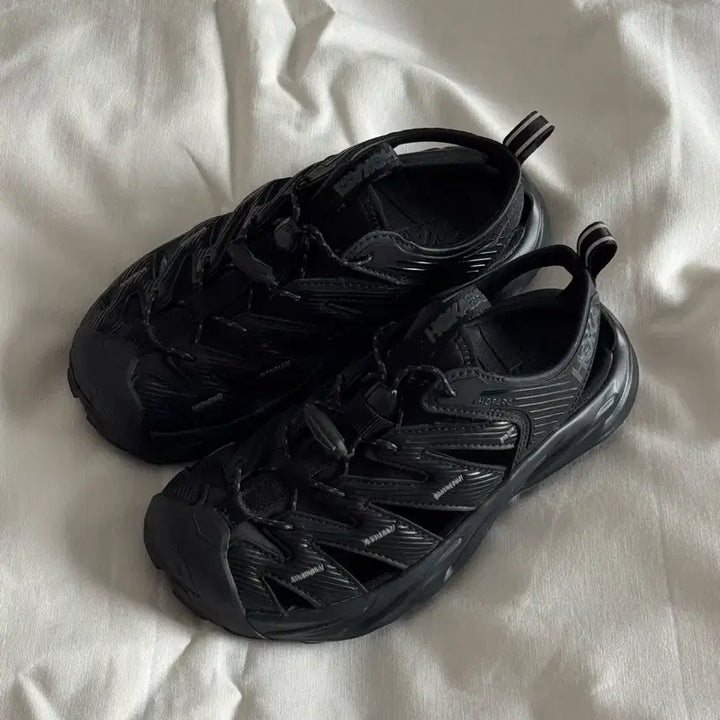 [BUNJANG] Hoka Hopara 1 Triple Black Sneakers (Size 230) / [230] 호카 호파라 블랙