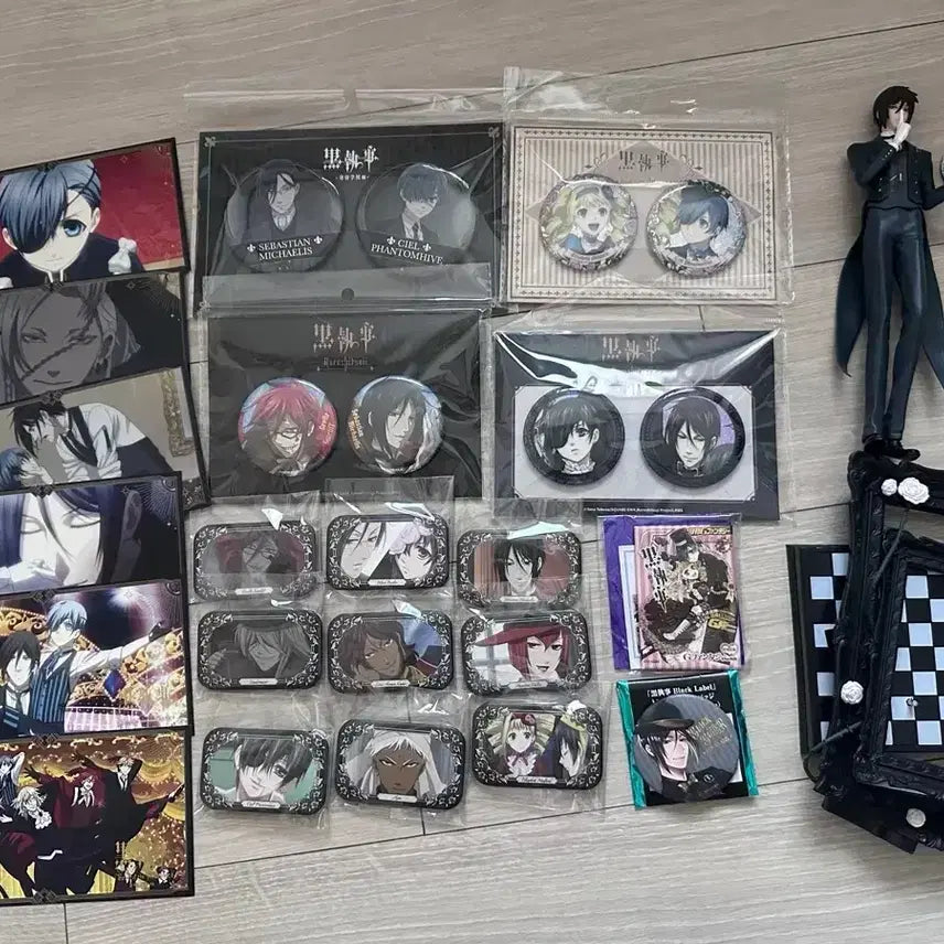 [BUNJANG] Black Butler Goods Set: Can Badge &amp; Photocard / 흑집사 굿즈 캔뱃지 포토카드