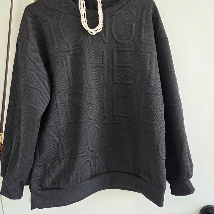 [BUNJANG] Black Embossed Lettering Sweatshirt / 레터링 엠보 블랙 맨투맨 티셔츠