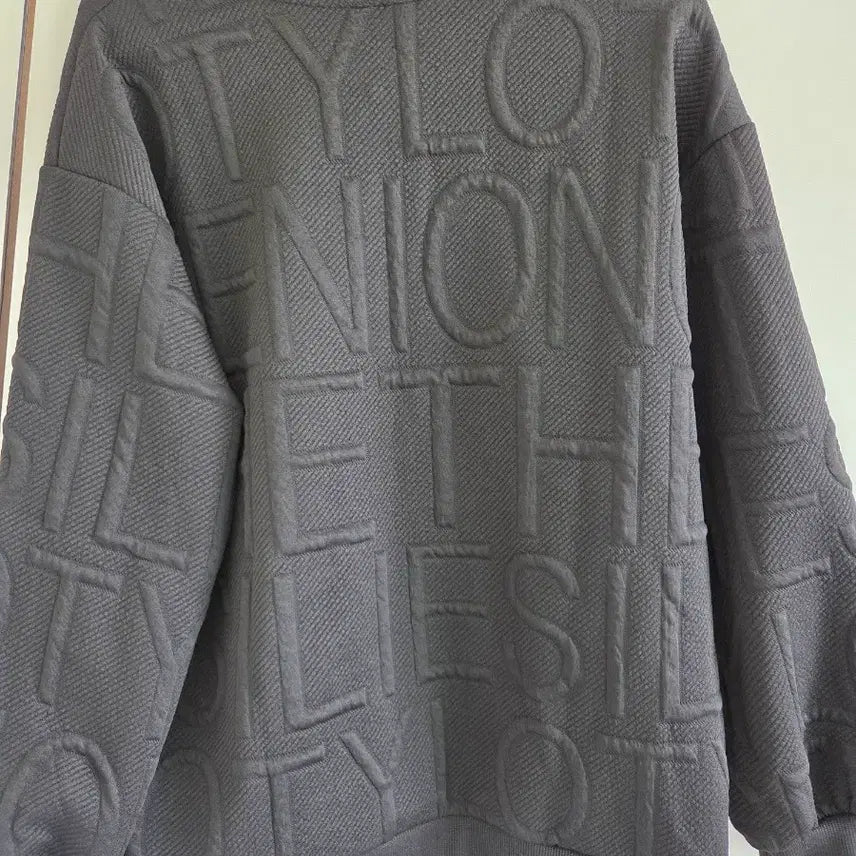 [BUNJANG] Black Embossed Lettering Sweatshirt / 레터링 엠보 블랙 맨투맨 티셔츠