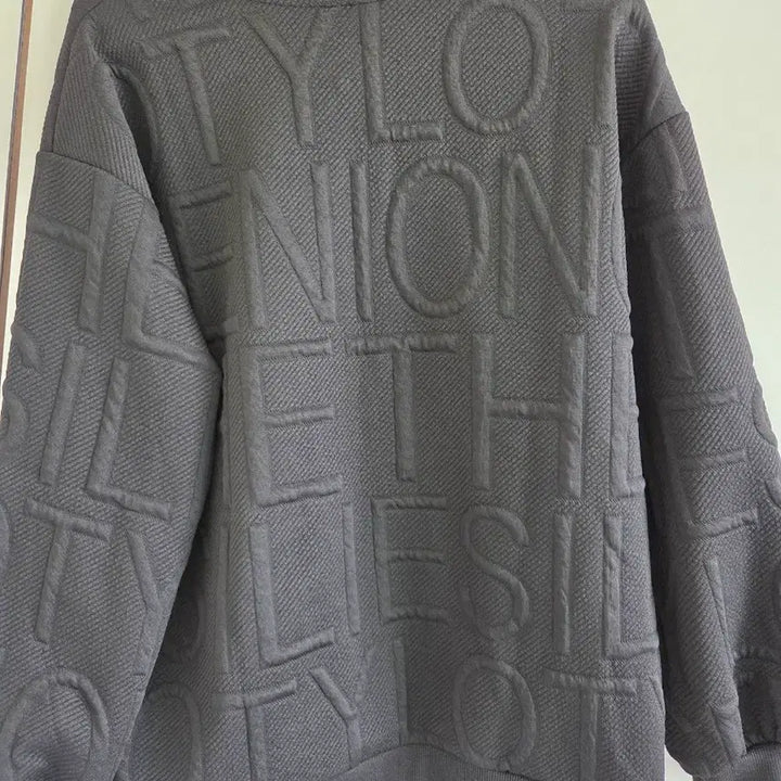 [BUNJANG] Black Embossed Lettering Sweatshirt / 레터링 엠보 블랙 맨투맨 티셔츠